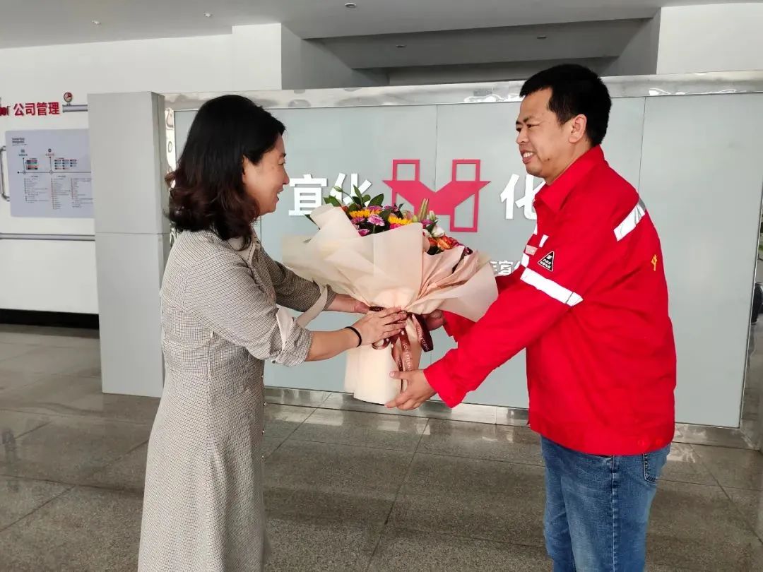 宜昌市總工會黨組成員、副主席李敏一行到化機(jī)公司慰問市勞動模范左霄