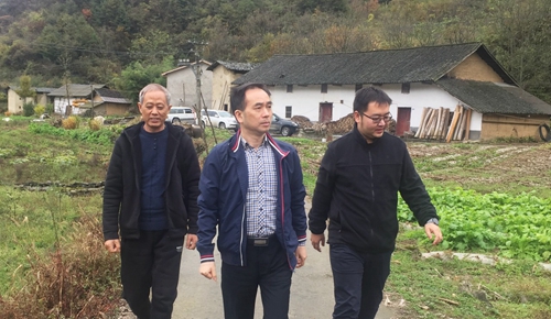 周金平帶隊到羅家村開展精準(zhǔn)扶貧入戶走訪(圖1) 周金平帶隊到羅家村開展精準(zhǔn)扶貧入戶走訪(圖1)