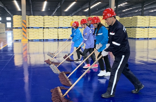 集團(tuán)領(lǐng)導(dǎo)干部深入基層一線勞動(dòng)(圖3) 集團(tuán)領(lǐng)導(dǎo)干部深入基層一線勞動(dòng)(圖3)