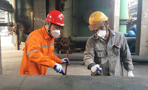 集團(tuán)領(lǐng)導(dǎo)干部深入基層一線勞動(dòng)(圖7) 集團(tuán)領(lǐng)導(dǎo)干部深入基層一線勞動(dòng)(圖7)