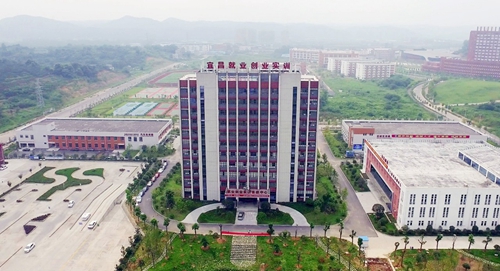 王大真到實訓基地調研(圖3) 王大真到實訓基地調研(圖3)