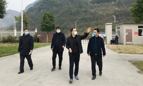 周金平到礦業(yè)公司檢查疫情防控及復工復產工作(圖1) 周金平到礦業(yè)公司檢查疫情防控及復工復產工作(圖1)