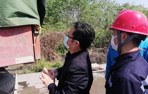 王大真暗訪檢查股份公司工作(圖1) 王大真暗訪檢查股份公司工作(圖1)