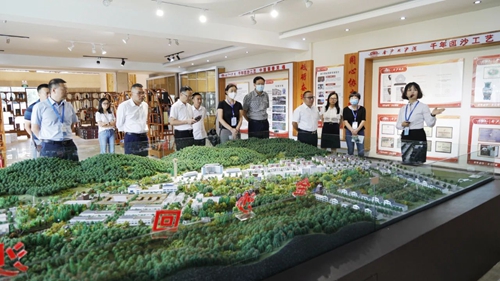 貴州省第三屆省長質量獎評審專家組到金沙酒業現場評審(圖1) 貴州省第三屆省長質量獎評審專家組到金沙酒業現場評審(圖1)