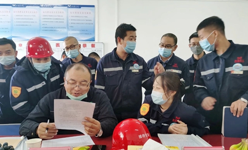 新疆宜化氯堿分廠氯乙烯三班、合成二班榮獲準(zhǔn)東開發(fā)區(qū)安全標(biāo)準(zhǔn)化示范班組稱號(hào)(圖3) 新疆宜化氯堿分廠氯乙烯三班、合成二班榮獲準(zhǔn)東開發(fā)區(qū)安全標(biāo)準(zhǔn)化示范班組稱號(hào)(圖3)