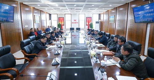 湖北大學(xué)化學(xué)化工學(xué)院院長張修華一行到訪宜化集團(tuán)(圖1) 湖北大學(xué)化學(xué)化工學(xué)院院長張修華一行到訪宜化集團(tuán)(圖1)