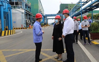 湖北省稅務(wù)局黨委委員、副局長何小平一行到楚星公司現(xiàn)場調(diào)研(圖1) 湖北省稅務(wù)局黨委委員、副局長何小平一行到楚星公司現(xiàn)場調(diào)研(圖1)