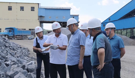 王應華一行到礦業(yè)公司調(diào)研磷石膏源頭減量研發(fā)項目(圖1) 王應華一行到礦業(yè)公司調(diào)研磷石膏源頭減量研發(fā)項目(圖1)