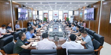 集團(tuán)召開(kāi)生產(chǎn)經(jīng)營(yíng)調(diào)度會(huì)(圖1) 集團(tuán)召開(kāi)生產(chǎn)經(jīng)營(yíng)調(diào)度會(huì)(圖1)