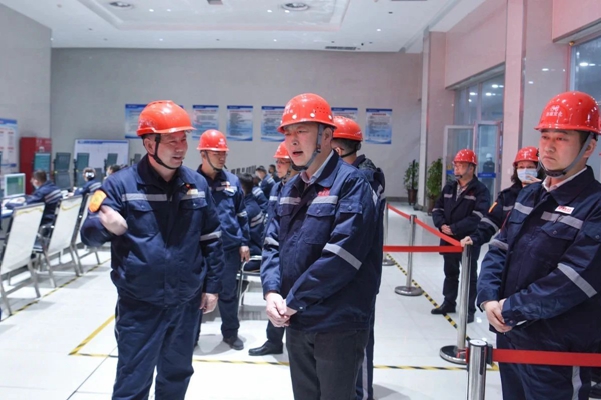 黃智華、王大真一行到新疆宜化和新疆宜化礦業現場調研(圖1) 黃智華、王大真一行到新疆宜化和新疆宜化礦業現場調研(圖1)