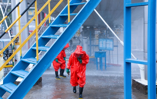 松滋肥業聯合松滋消防中隊開展應急“盲演”(圖2) 松滋肥業聯合松滋消防中隊開展應急“盲演”(圖2)