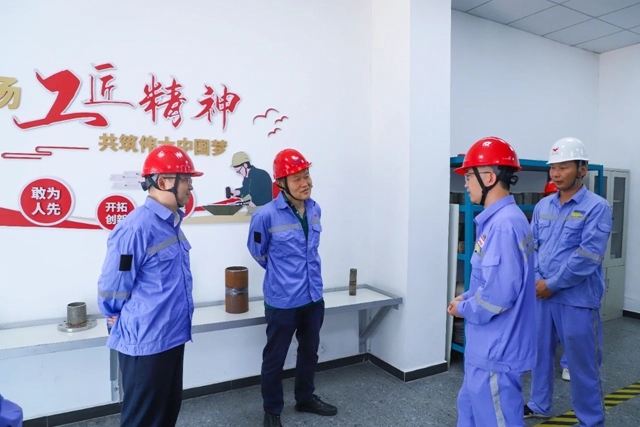 宜昌市總工會副主席崔大江一行到股份公司現場調研(圖2) 宜昌市總工會副主席崔大江一行到股份公司現場調研(圖2)