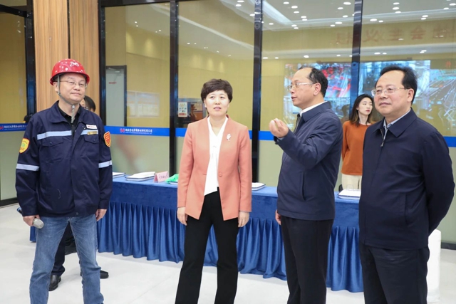 烏海市委副書記、市長崔景英一行到宜化集團調研(圖1) 烏海市委副書記、市長崔景英一行到宜化集團調研(圖1)