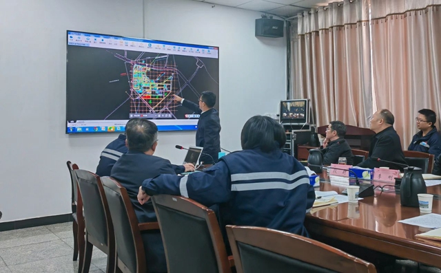 王大真帶隊(duì)現(xiàn)場(chǎng)調(diào)度楚星公司搬遷升級(jí)改造項(xiàng)目和田家河園區(qū)項(xiàng)目建設(shè)(圖1) 王大真帶隊(duì)現(xiàn)場(chǎng)調(diào)度楚星公司搬遷升級(jí)改造項(xiàng)目和田家河園區(qū)項(xiàng)目建設(shè)(圖1)