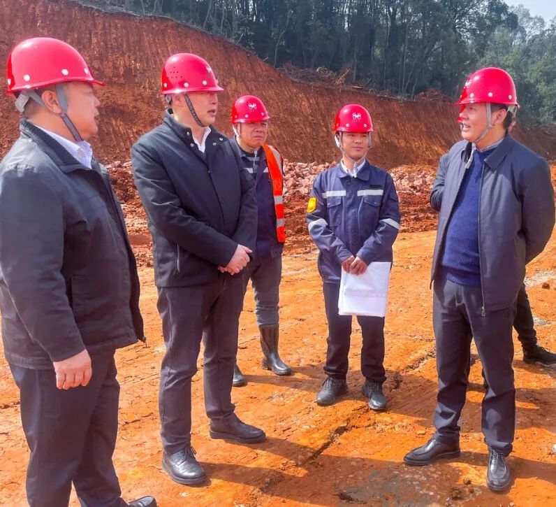 宜昌市國資委黨委書記、主任黃智華一行到楚星公司搬遷升級改造項目現場調研(圖2)