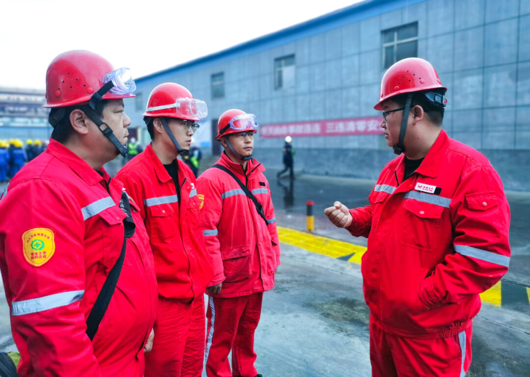 新疆宜化:直擊大修一線,看他們奮戰(zhàn)的身影(圖8) 新疆宜化:直擊大修一線,看他們奮戰(zhàn)的身影(圖8)