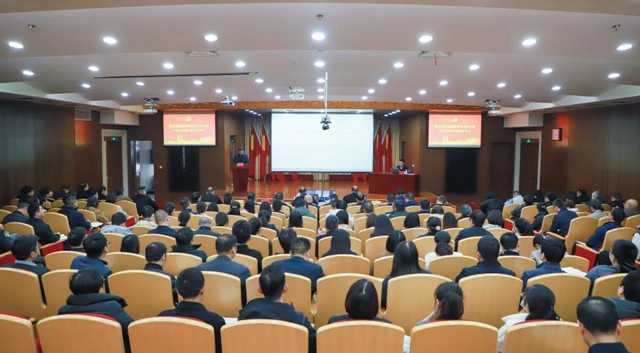 宜化集團黨委理論學習中心組開展集中學習