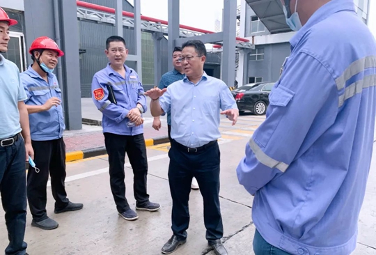 王大真一行到股份公司、化機公司現(xiàn)場辦公