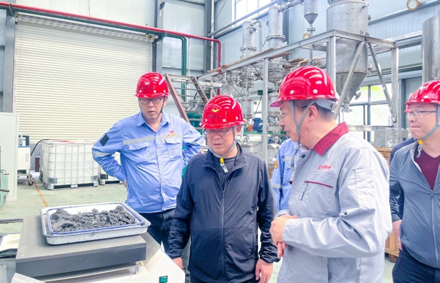 王大真看望慰問節日期間堅守崗位的職工，現場檢查安全生產工作